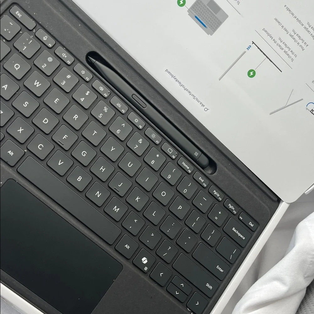 Snapdragon® X Elite (12 Core), with OLED display + Surface Pro 13-inch Keyboard